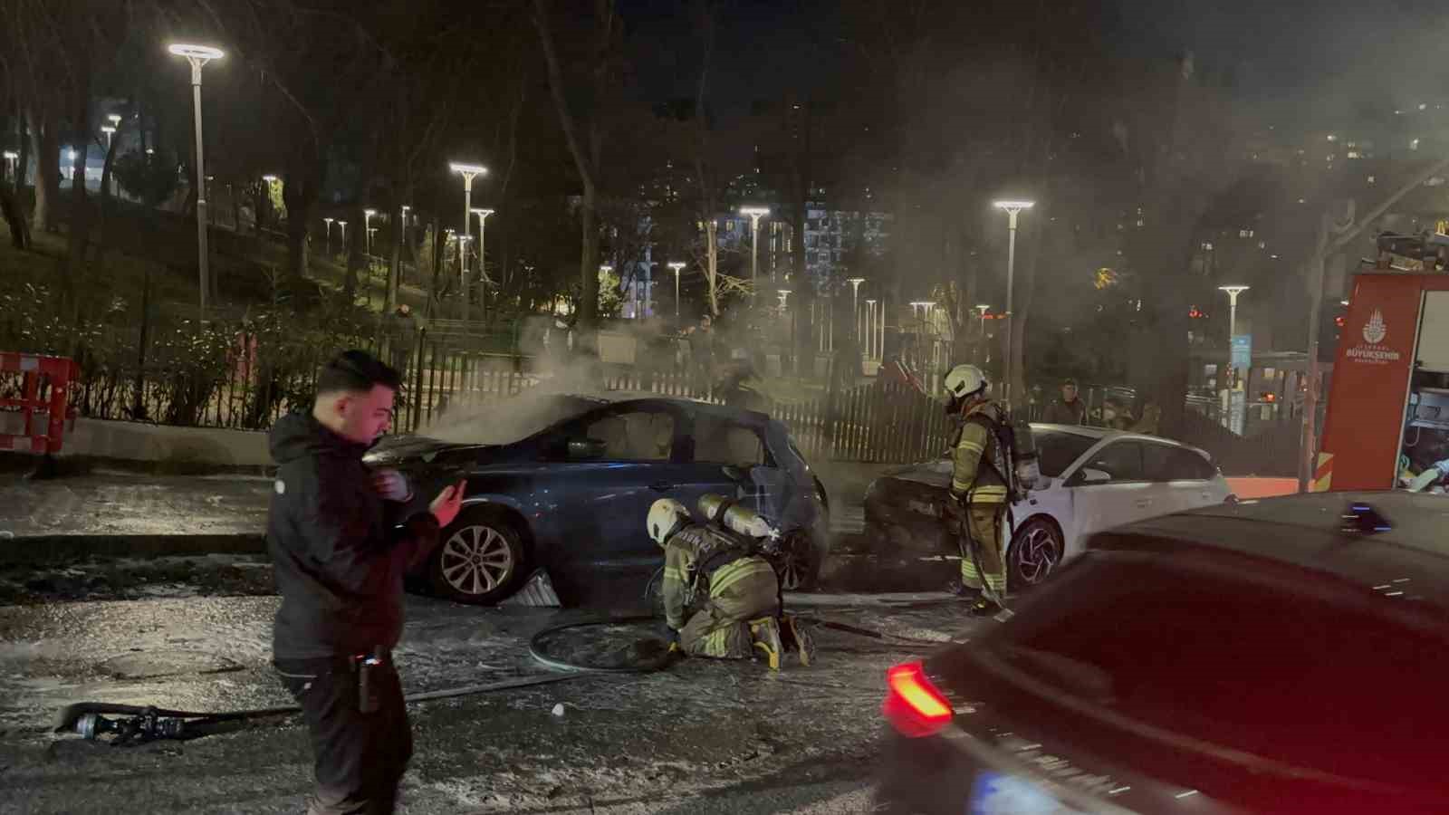 park halindeki otomobilde yangin cikti alevler baska araca sicradi 1 jIv4AXqX