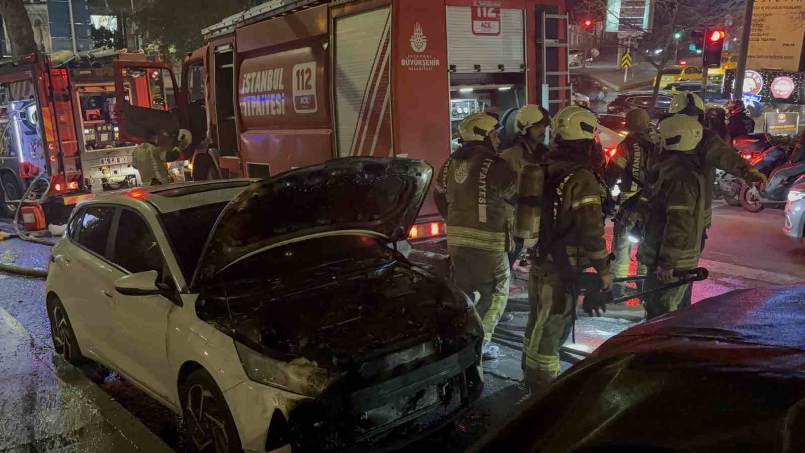 park halindeki otomobilde yangin cikti alevler baska araca sicradi 2 tldiUtyz