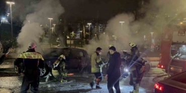 park-halindeki-otomobilde-yangin-cikti-alevler-baska-araca-sicradi-36uvBI7K.jpg