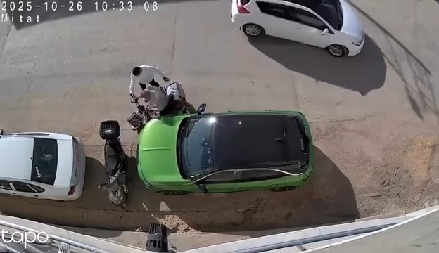 Park halindeki otomobile çarpıp hiçbir şey olmamış gibi kaçtı 6 park halindeki otomobile carpip hicbir sey olmamis gibi kacti 2 UhmdP6k1