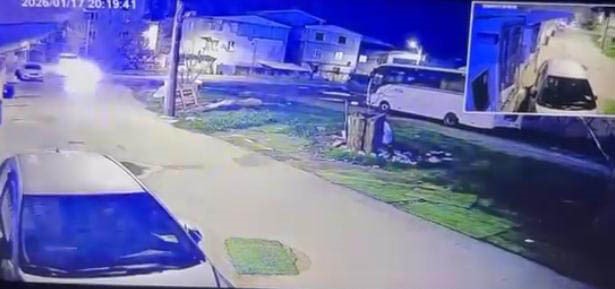 park halindeki otomobile carpip kacti 2 srlKus1W