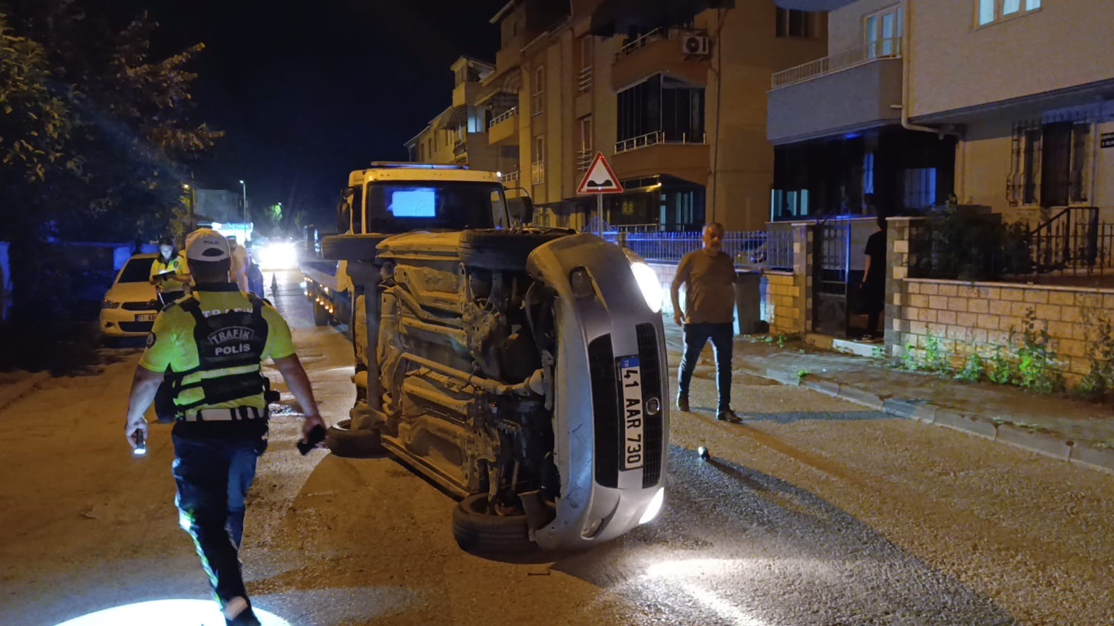 park halindeki otomobile carpip yan yatti surucusu olay yerinden kacti 0 UIzEWpaj
