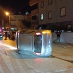 park-halindeki-otomobile-carpip-yan-yatti-surucusu-olay-yerinden-kacti-559AUFfn.jpg