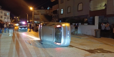 park-halindeki-otomobile-carpip-yan-yatti-surucusu-olay-yerinden-kacti-559AUFfn.jpg