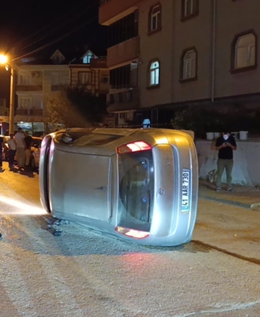 park-halindeki-otomobile-carpip-yan-yatti-surucusu-olay-yerinden-kacti-559AUFfn.jpg