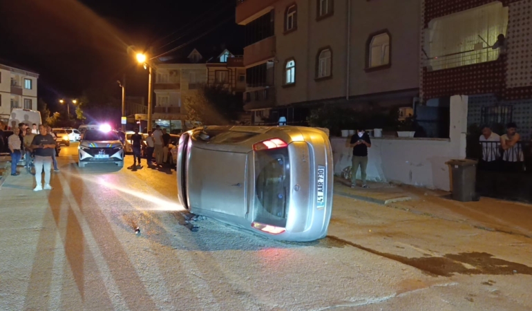 park-halindeki-otomobile-carpip-yan-yatti-surucusu-olay-yerinden-kacti-559AUFfn.jpg