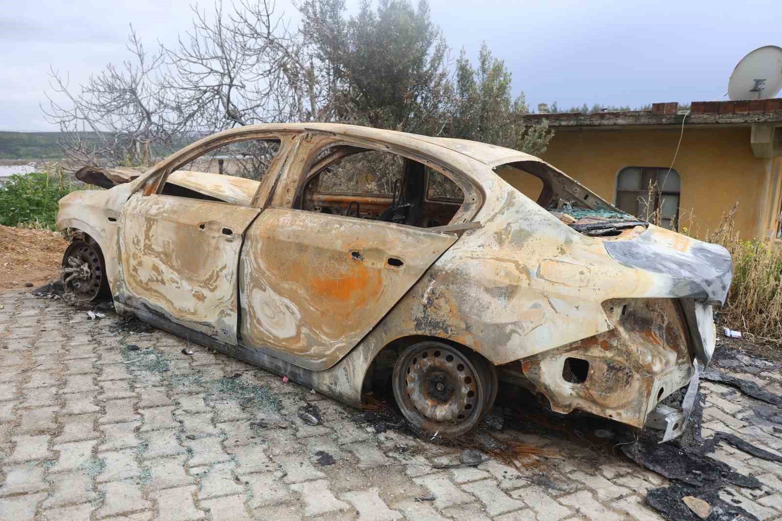 park halindeki otomobili benzin dokup kundaklamak isterken kendini yakti 5