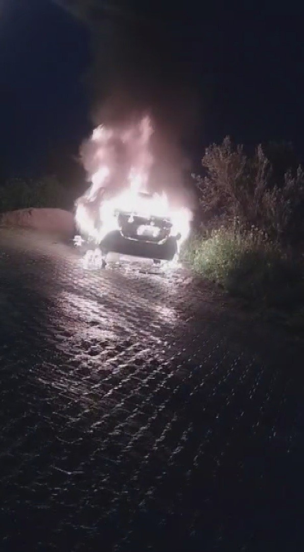 park halindeki otomobili benzin dokup kundaklamak isterken kendini yakti 8 Z9g7dMCc