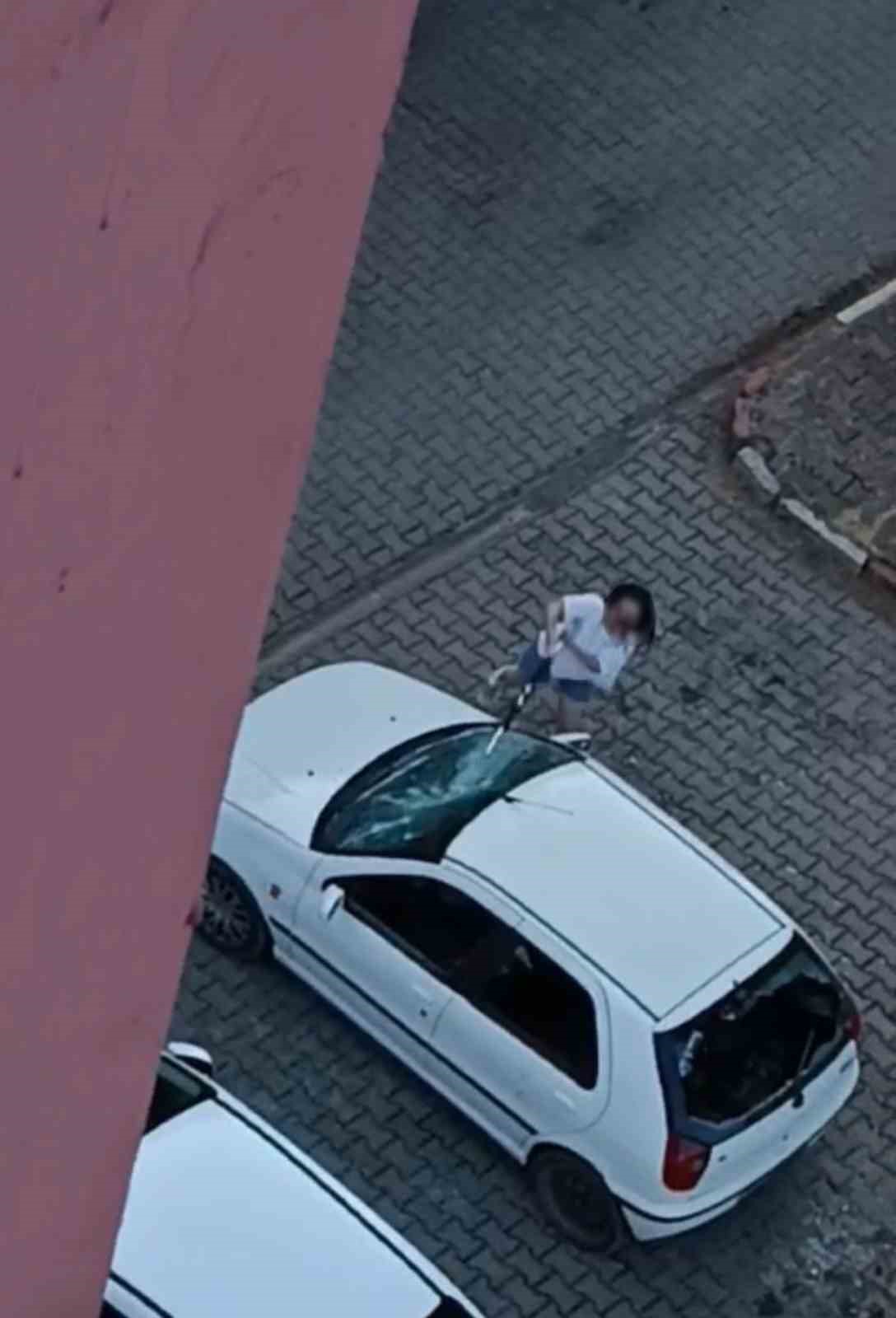 park halindeki otomobilin camlarini kiran kadin kamerada 0 hftvY9Nc