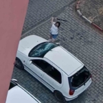 park-halindeki-otomobilin-camlarini-kiran-kadin-kamerada-lzJPGXnR.jpg