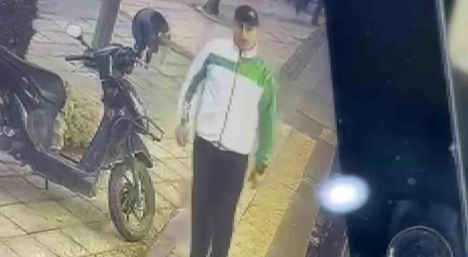 park halindeki otomobilin dikiz aynasini tekme atip kirdi 1