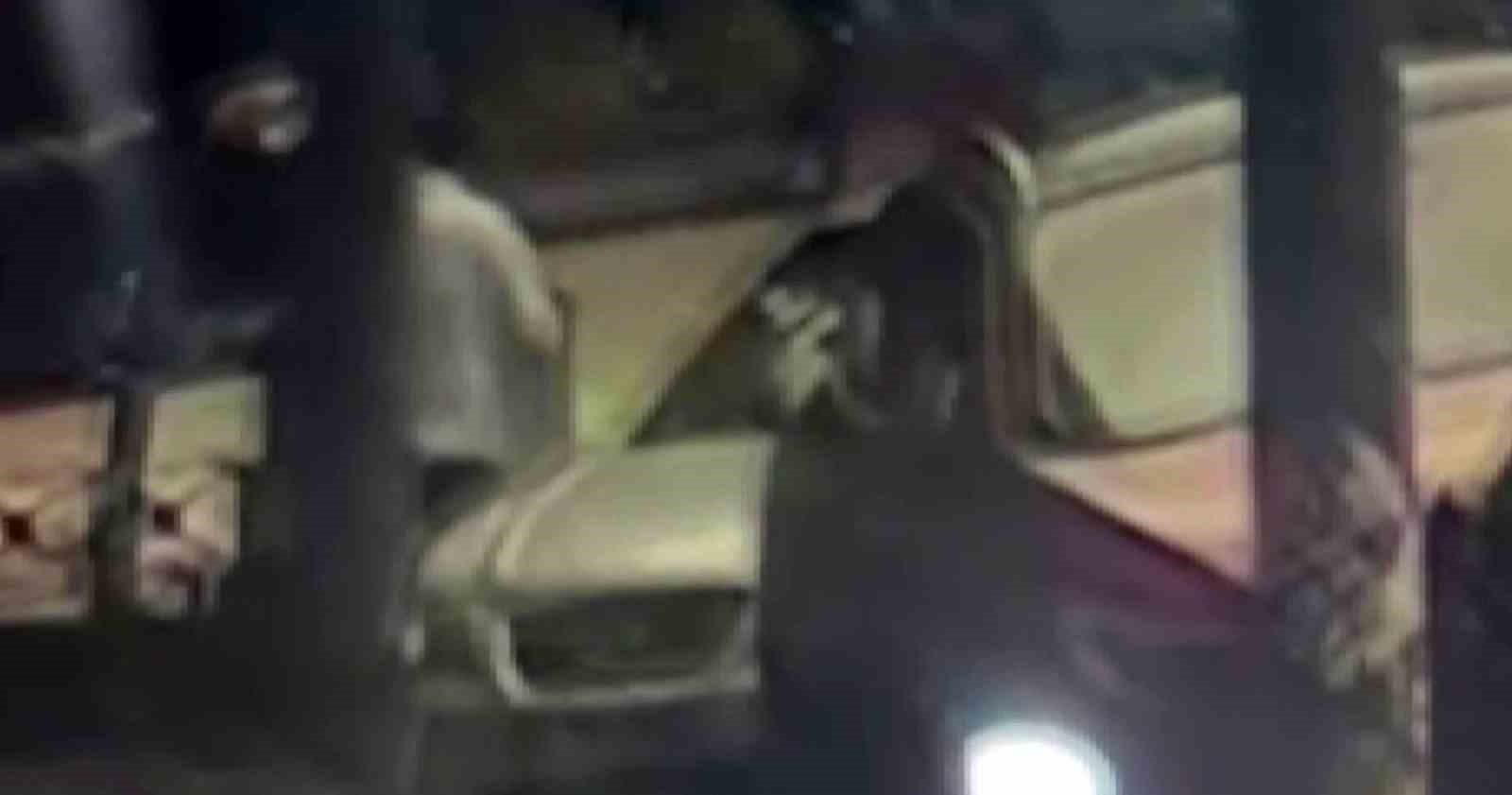 park halindeki otomobilin dikiz aynasini tekme atip kirdi 2