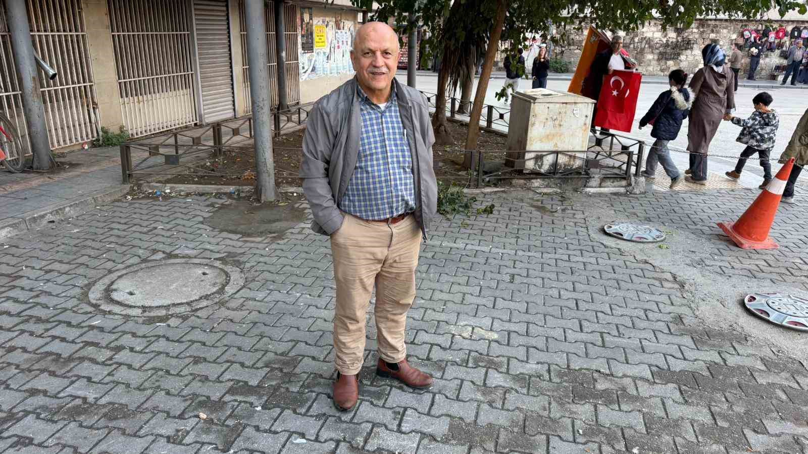 park halindeki otomobilin dikiz aynasini tekme atip kirdi 3 B89AH83S