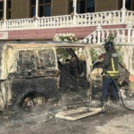 park-halindeki-panelvan-alevlere-teslim-oldu-Neq5uASC.jpg