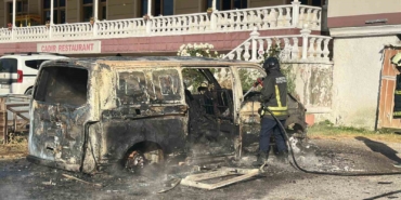 park-halindeki-panelvan-alevlere-teslim-oldu-Neq5uASC.jpg