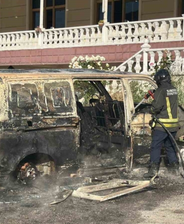 park-halindeki-panelvan-alevlere-teslim-oldu-Neq5uASC.jpg