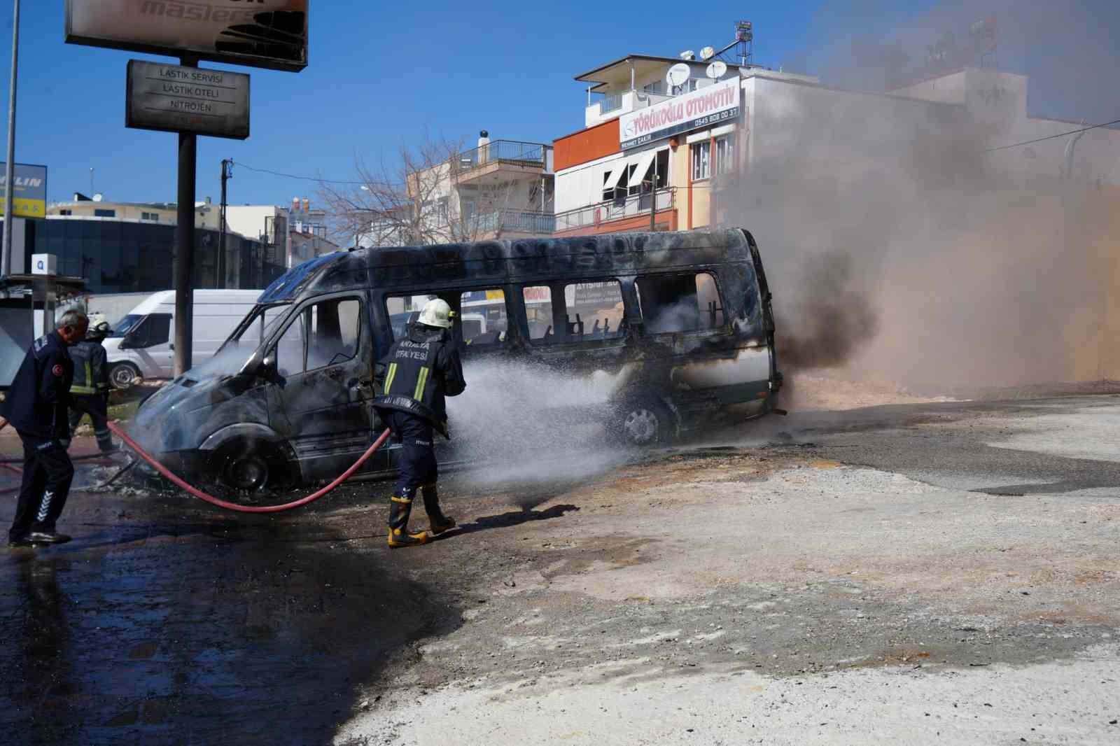 park halindeki servis ve otomobil alev alev yandi arac sahibi kriz gecirdi 0 PkdvktqB