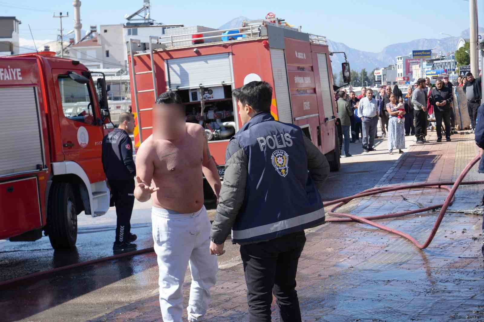 park halindeki servis ve otomobil alev alev yandi arac sahibi kriz gecirdi 1 v9zIgfUi