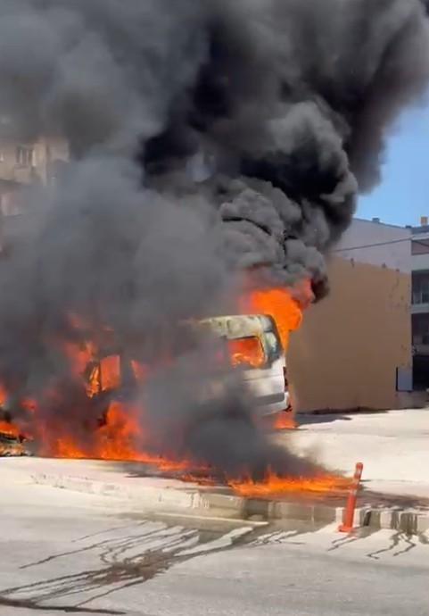 park halindeki servis ve otomobil alev alev yandi arac sahibi kriz gecirdi 10 9WUVwJab