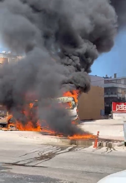park halindeki servis ve otomobil alev alev yandi arac sahibi kriz gecirdi 12 OJaP46aZ
