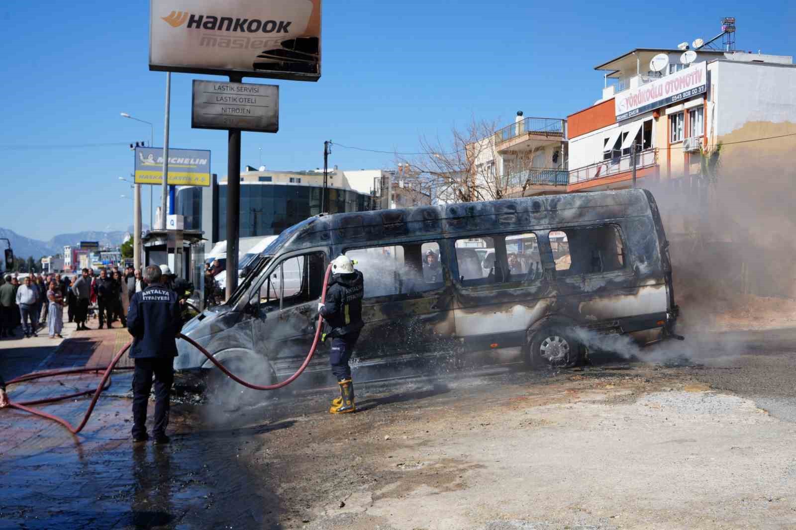 park halindeki servis ve otomobil alev alev yandi arac sahibi kriz gecirdi 2 pcZZZ2Xp