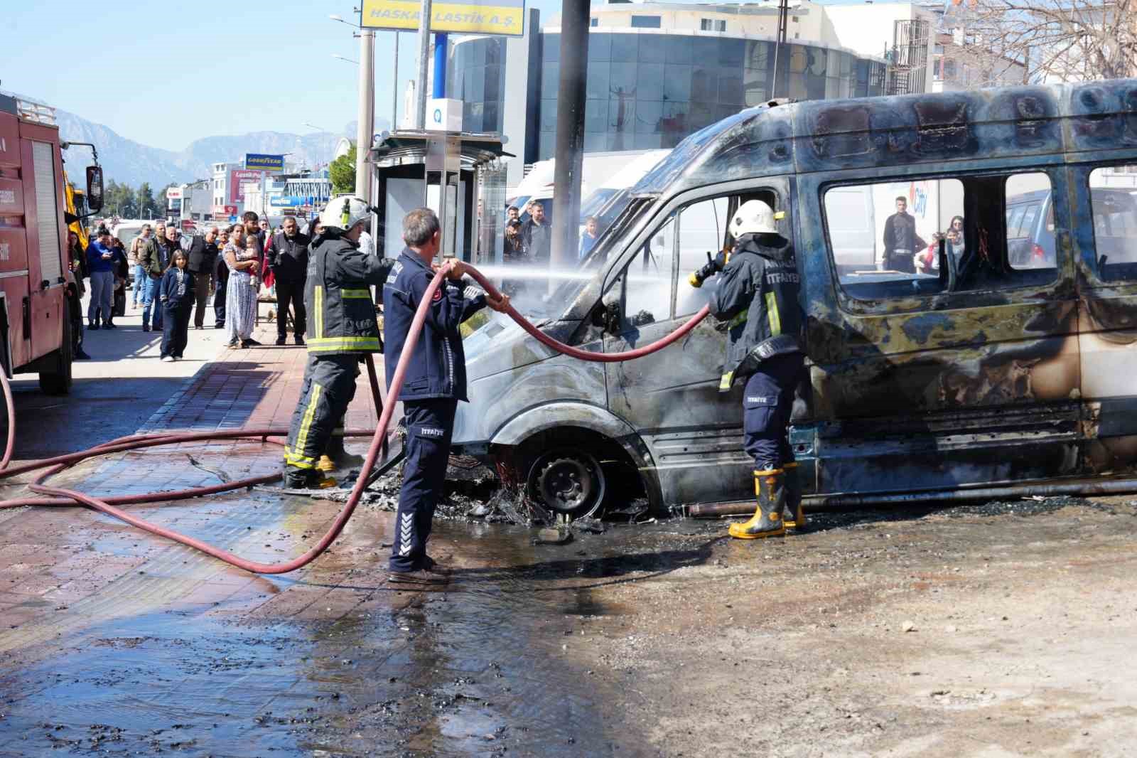 park halindeki servis ve otomobil alev alev yandi arac sahibi kriz gecirdi 3 s25cwzPf