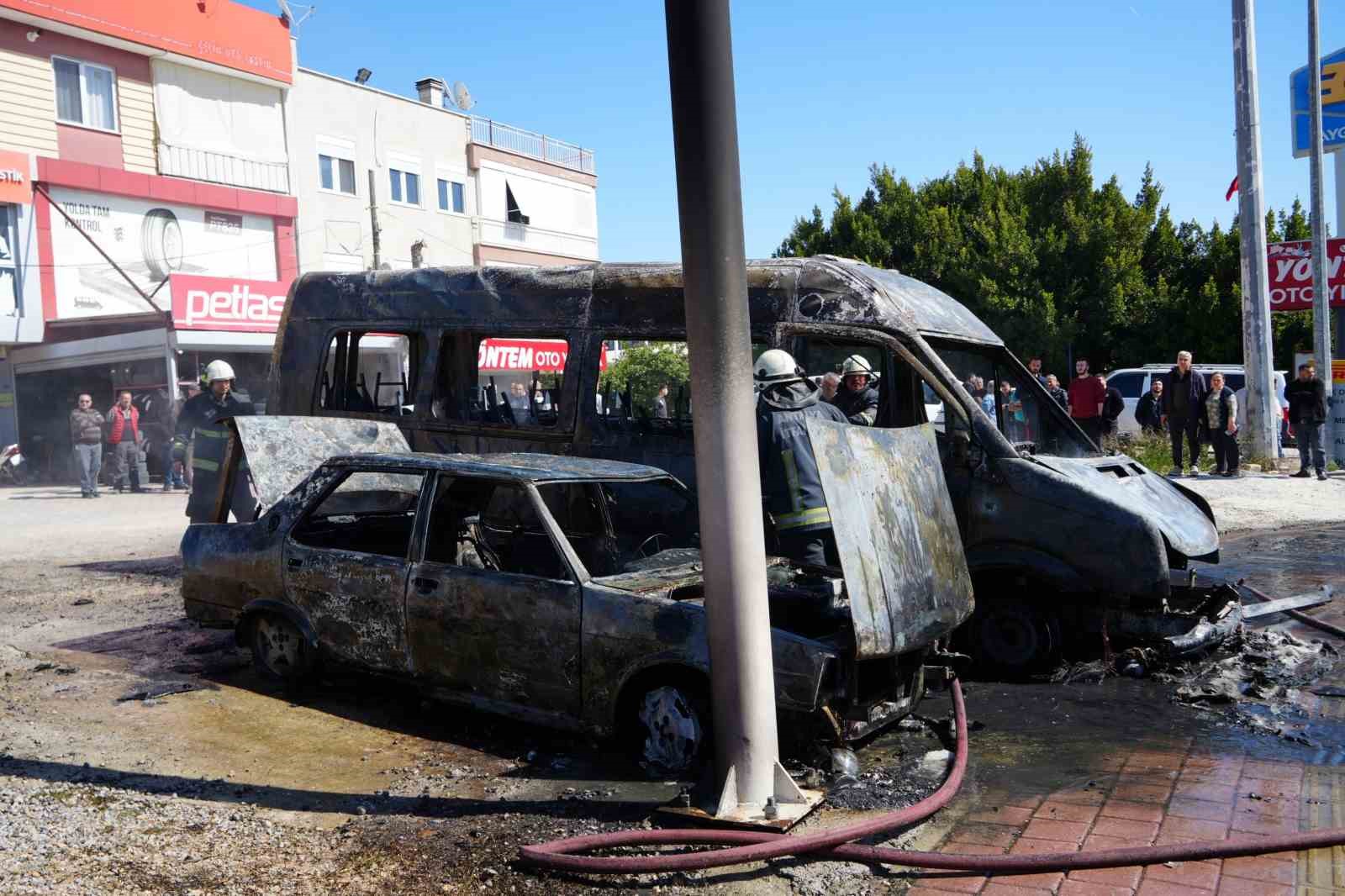 park halindeki servis ve otomobil alev alev yandi arac sahibi kriz gecirdi 5 eTCZlu2P