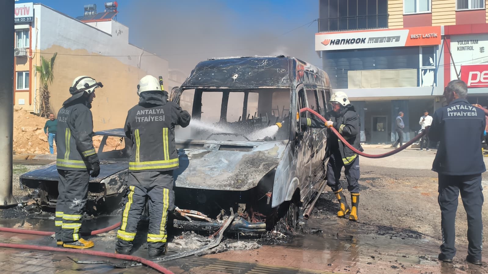 park halindeki servis ve otomobil alev alev yandi arac sahibi kriz gecirdi 8 8wCFMAGt
