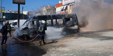 park-halindeki-servis-ve-otomobil-alev-alev-yandi-arac-sahibi-kriz-gecirdi-B5tctyj6.jpg