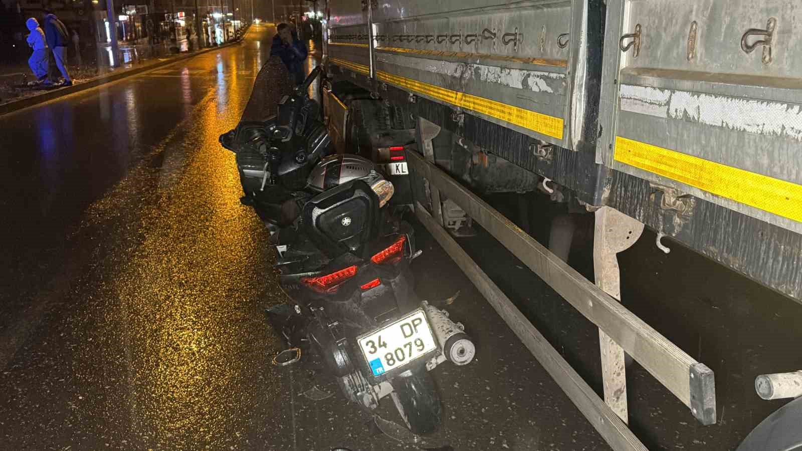 park halindeki tira carpan motosiklet surucusu agir yaralandi 3 WvpXNKNF
