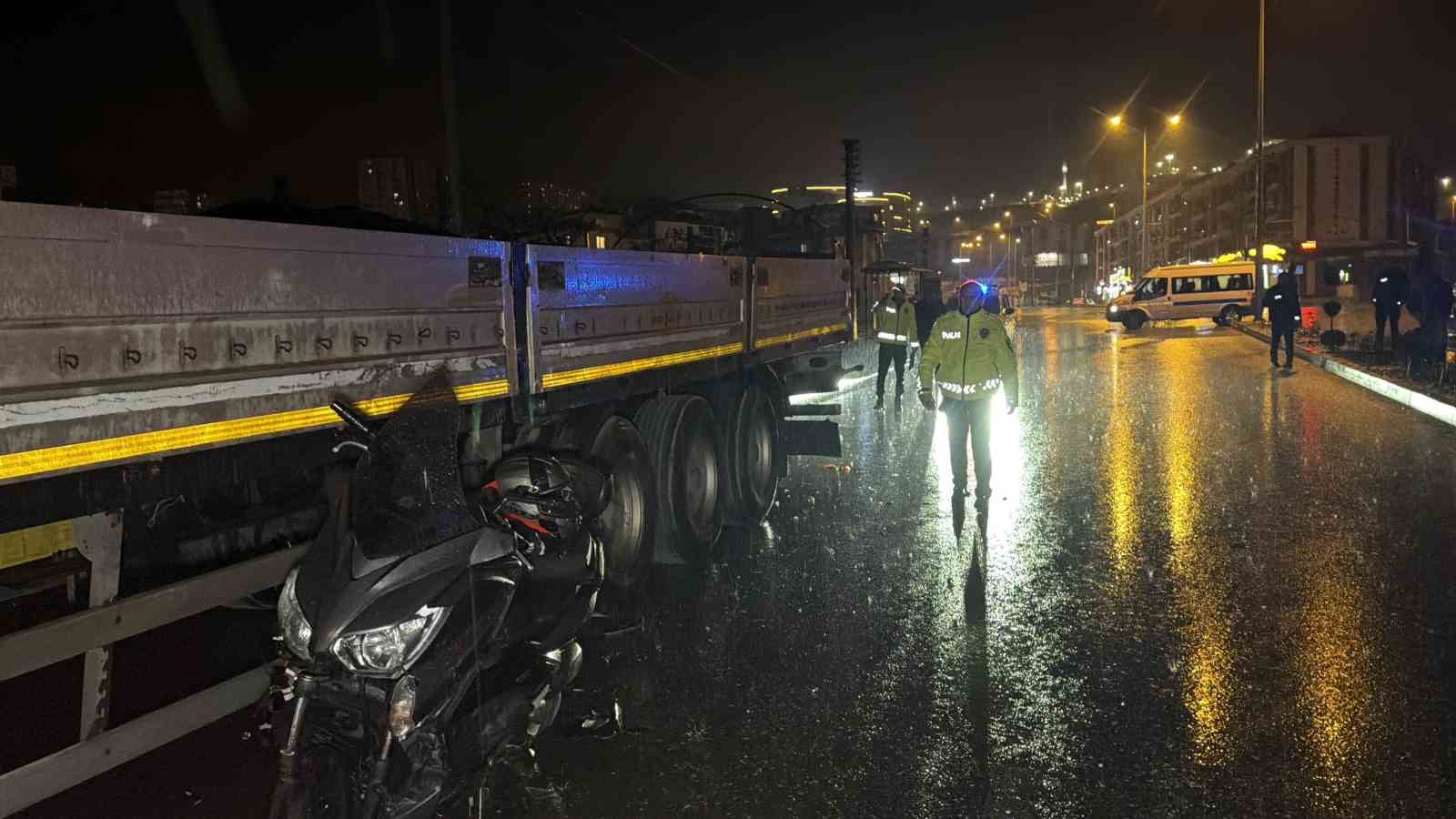 park halindeki tira carpan motosiklet surucusu agir yaralandi 4 V94h14Lk