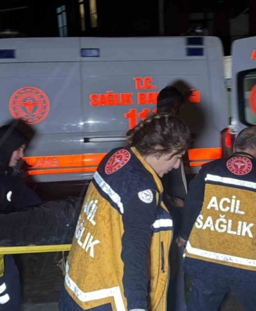 park-halindeki-tira-carpan-motosiklet-surucusu-agir-yaralandi-zGRn3Sky.jpg