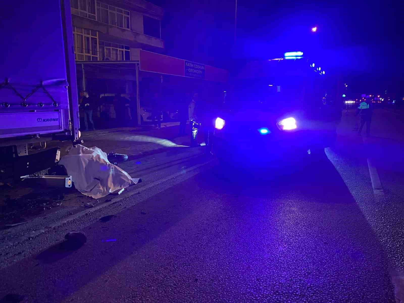 Park halindeki tıra çarpan motosikletli genç kazada hayatını kaybetti 6 park halindeki tira carpan motosikletli genc kazada hayatini kaybetti 2