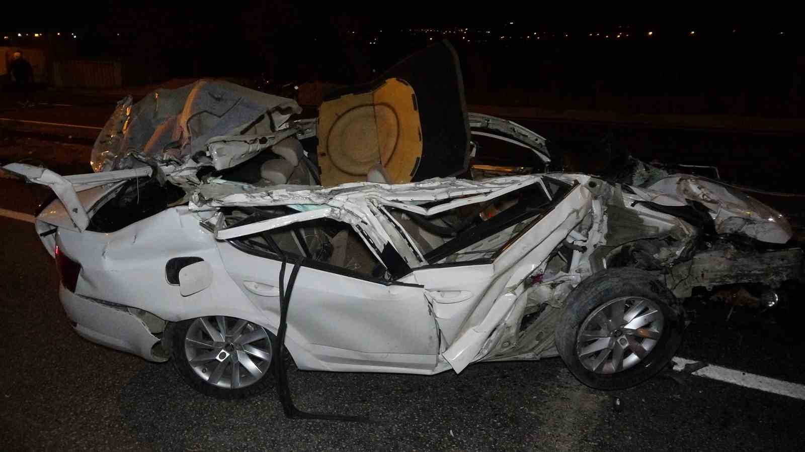 park halindeki tira carpan otomobil hurdaya dondu 2 yarali 0