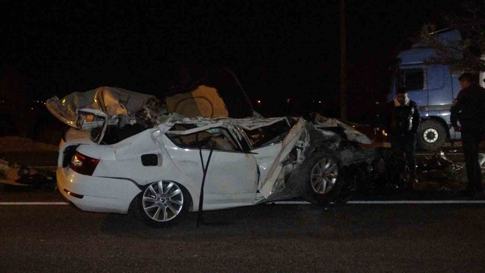 park halindeki tira carpan otomobil hurdaya dondu 2 yarali 1
