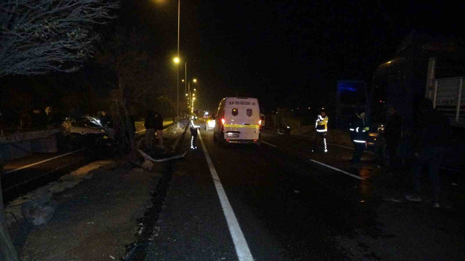 park halindeki tira carpan otomobil hurdaya dondu 2 yarali 3 NnwQ37aa
