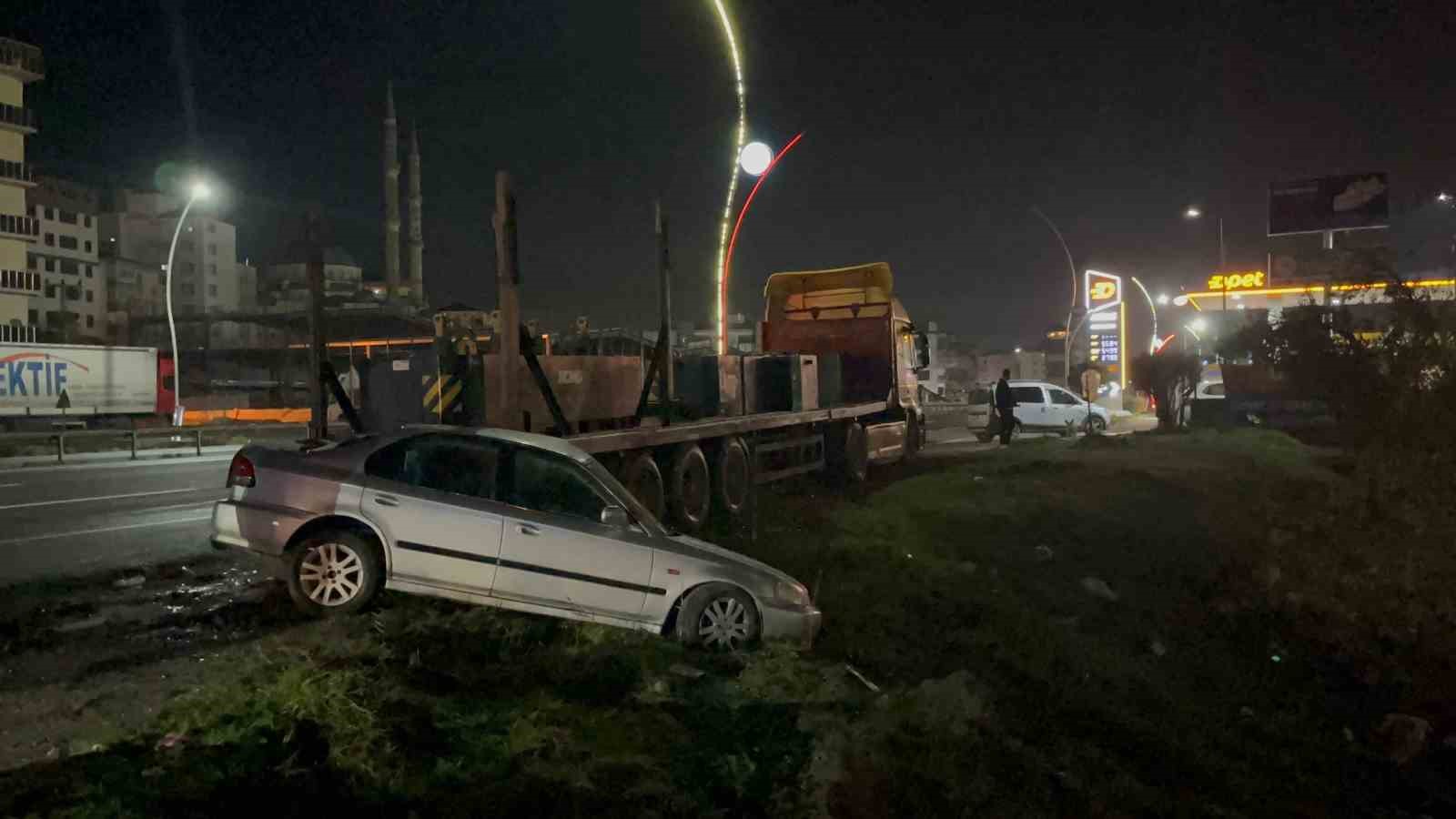 park halindeki tira carpan otomobildeki 2 kisi yaralandi 1 DcXJMDig