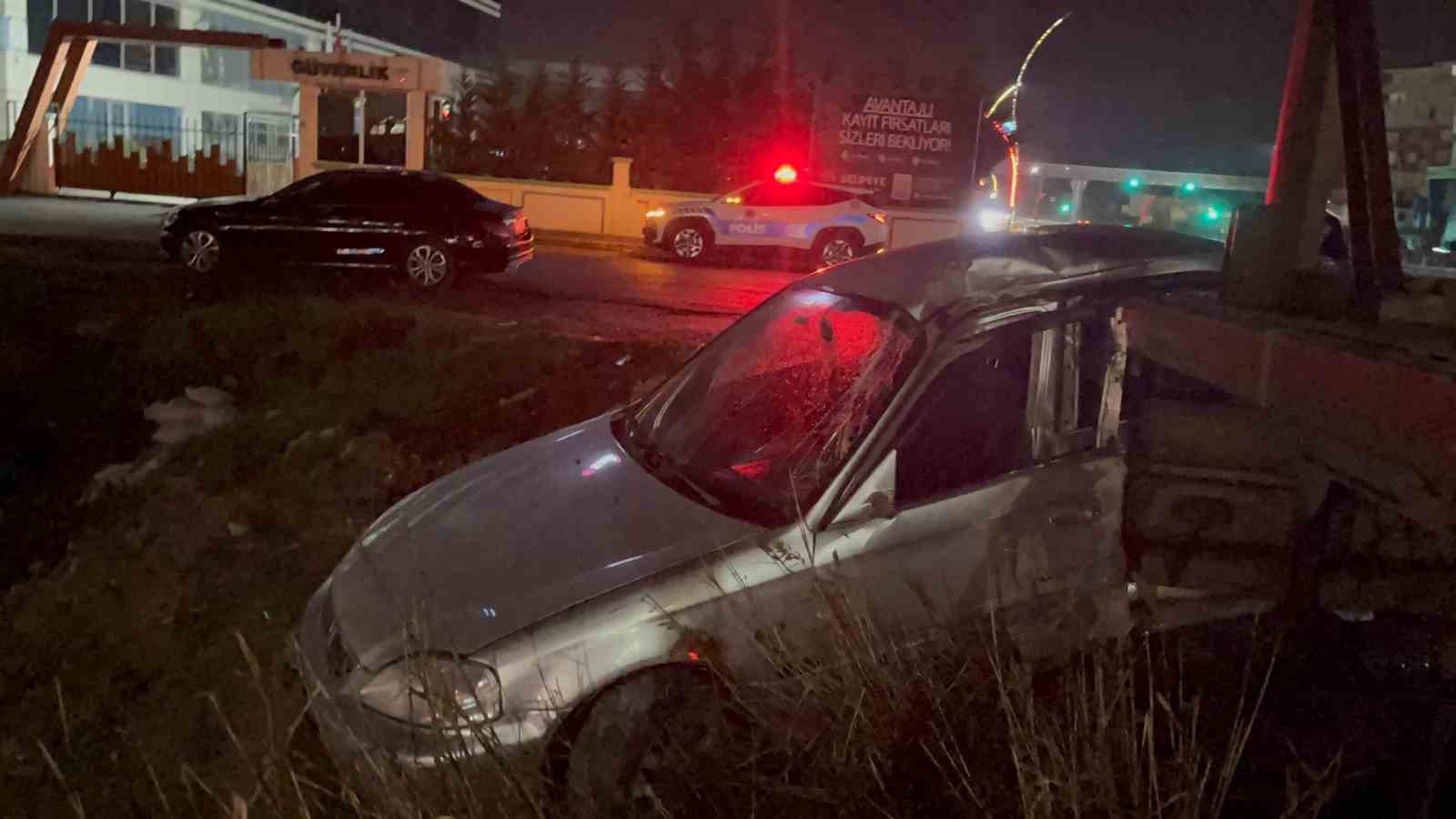 park halindeki tira carpan otomobildeki 2 kisi yaralandi 3 8NDAcCsP