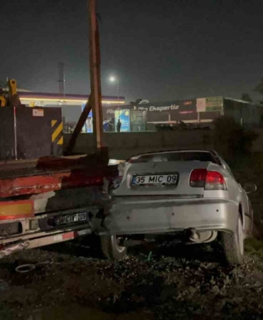 park-halindeki-tira-carpan-otomobildeki-2-kisi-yaralandi-AVKOCdyy.jpg