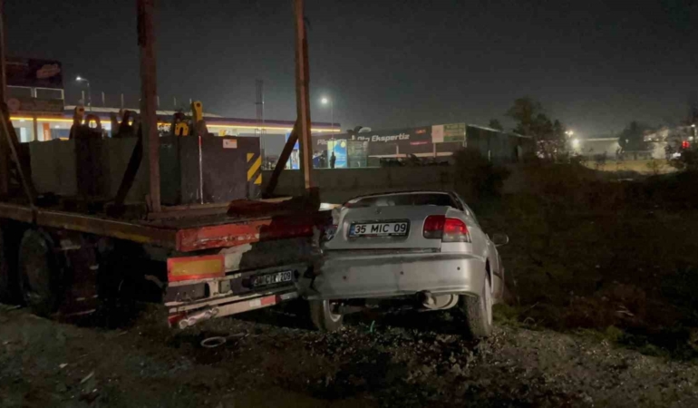 park-halindeki-tira-carpan-otomobildeki-2-kisi-yaralandi-AVKOCdyy.jpg