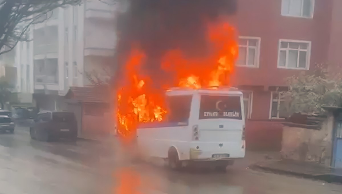 Park halindeki yolcu minibüsü alev topuna döndü 4 park halindeki yolcu minibusu alev topuna dondu 0 WebQ385f