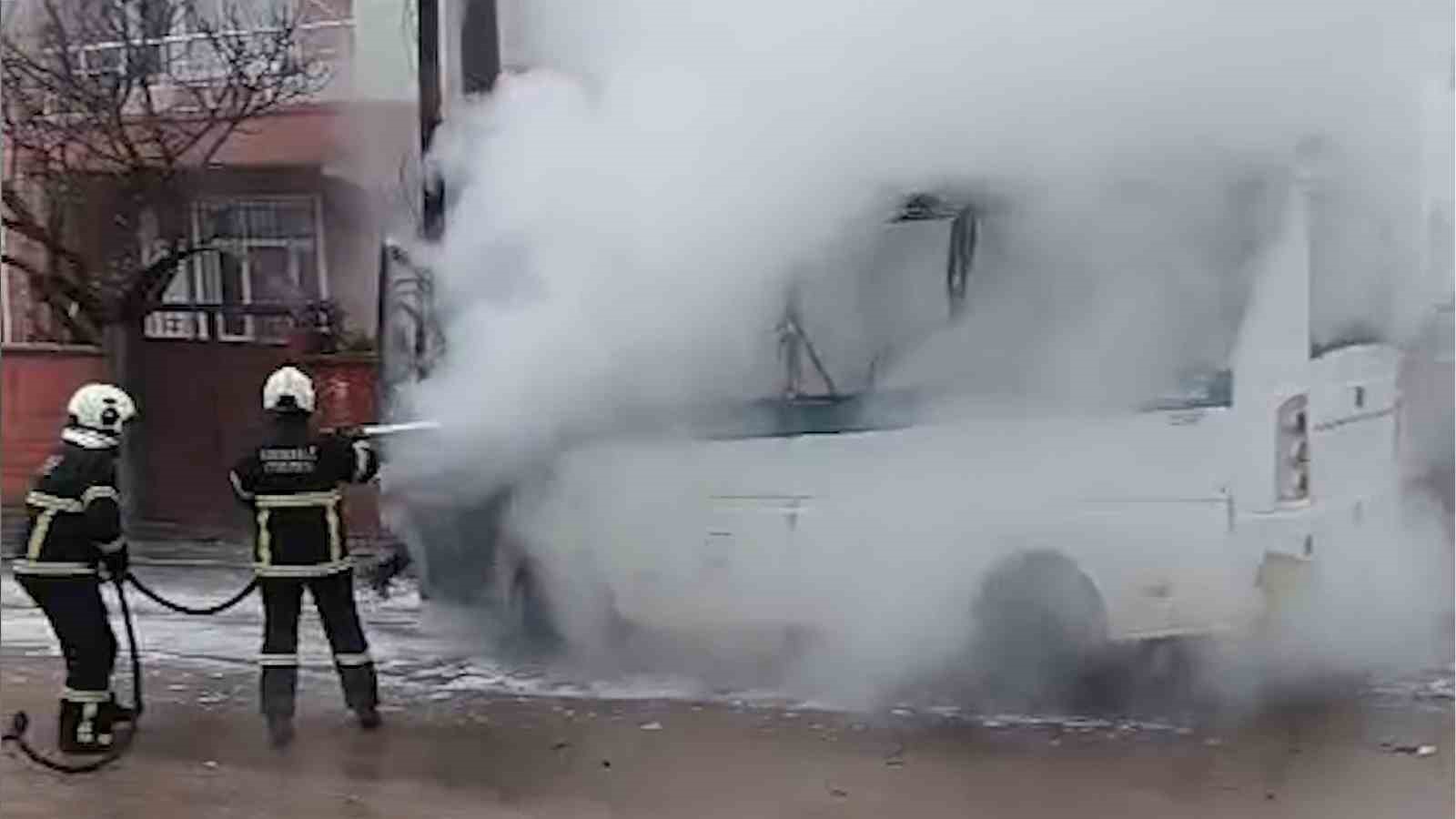 Park halindeki yolcu minibüsü alev topuna döndü 6 park halindeki yolcu minibusu alev topuna dondu 2 SkEjzYWi