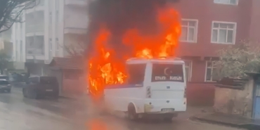 park-halindeki-yolcu-minibusu-alev-topuna-dondu-N5tnXFnn.jpg