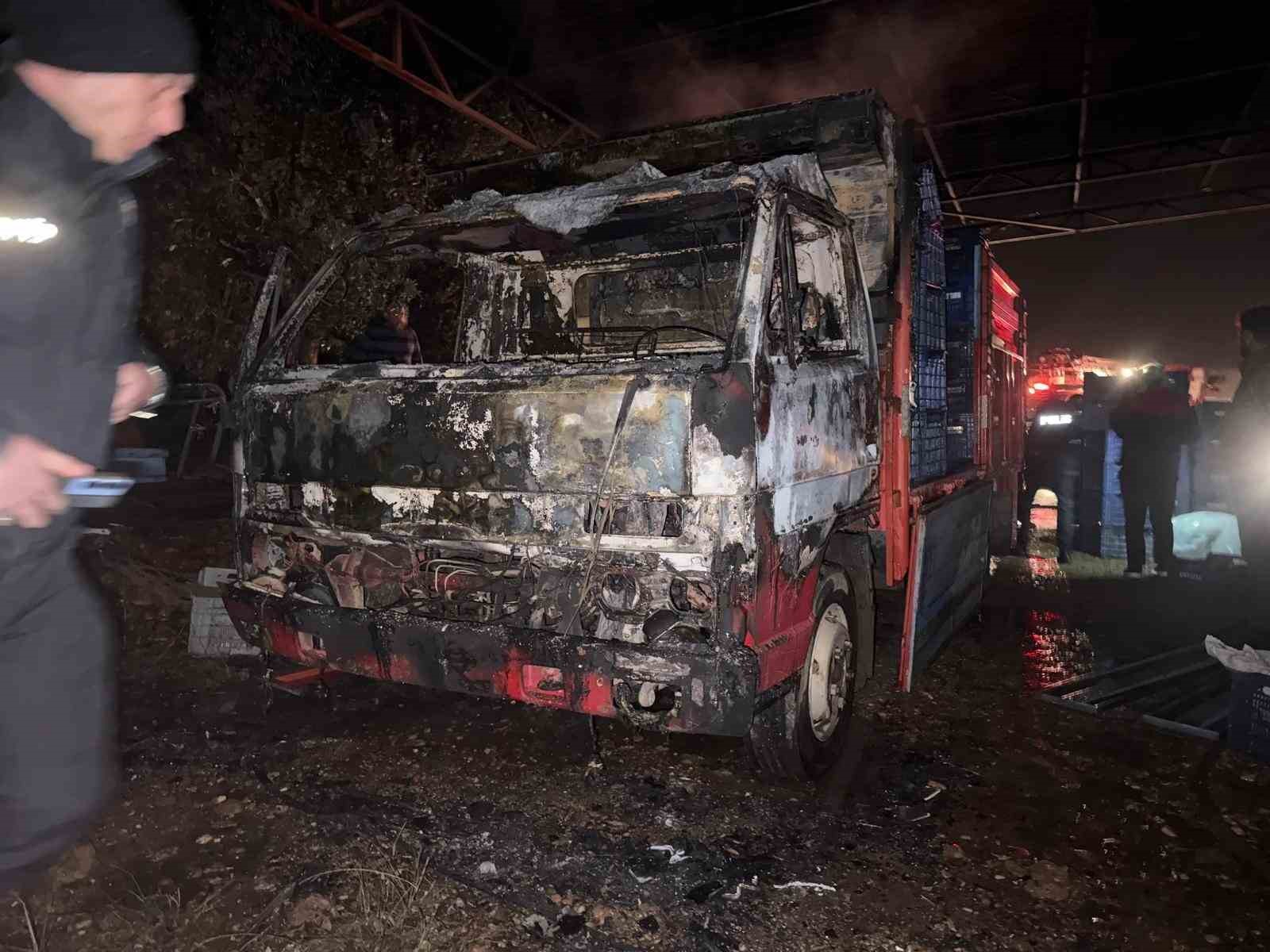 Park halindeyken yanan kamyonet kullanılamaz hale geldi 4 park halindeyken yanan kamyonet kullanilamaz hale geldi 0 e6X5iMuW
