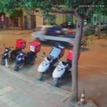 park-yerinden-cikan-otomobile-carpan-motosikletli-yaralandi-RnbP5yFP.jpg