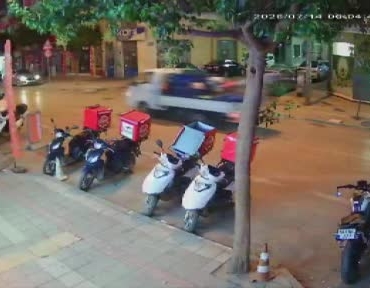 park-yerinden-cikan-otomobile-carpan-motosikletli-yaralandi-RnbP5yFP.jpg