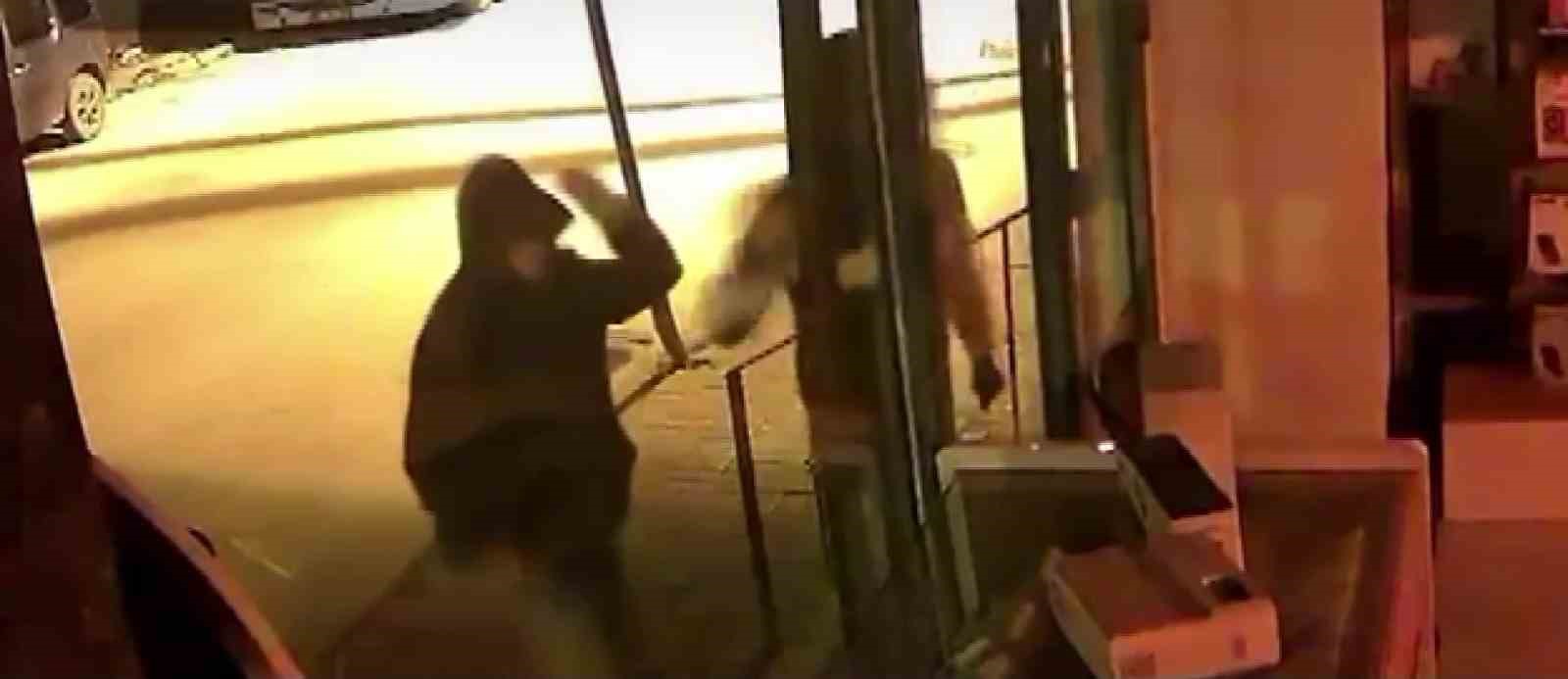parke tasiyla camlari kirip hirsizlik yaptilar o anlar kamerada 0 T5zlYdVa