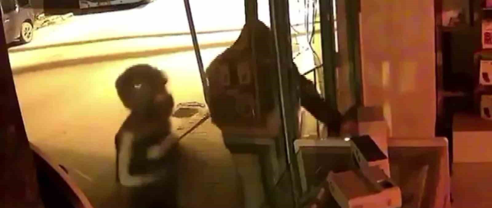 parke tasiyla camlari kirip hirsizlik yaptilar o anlar kamerada 1