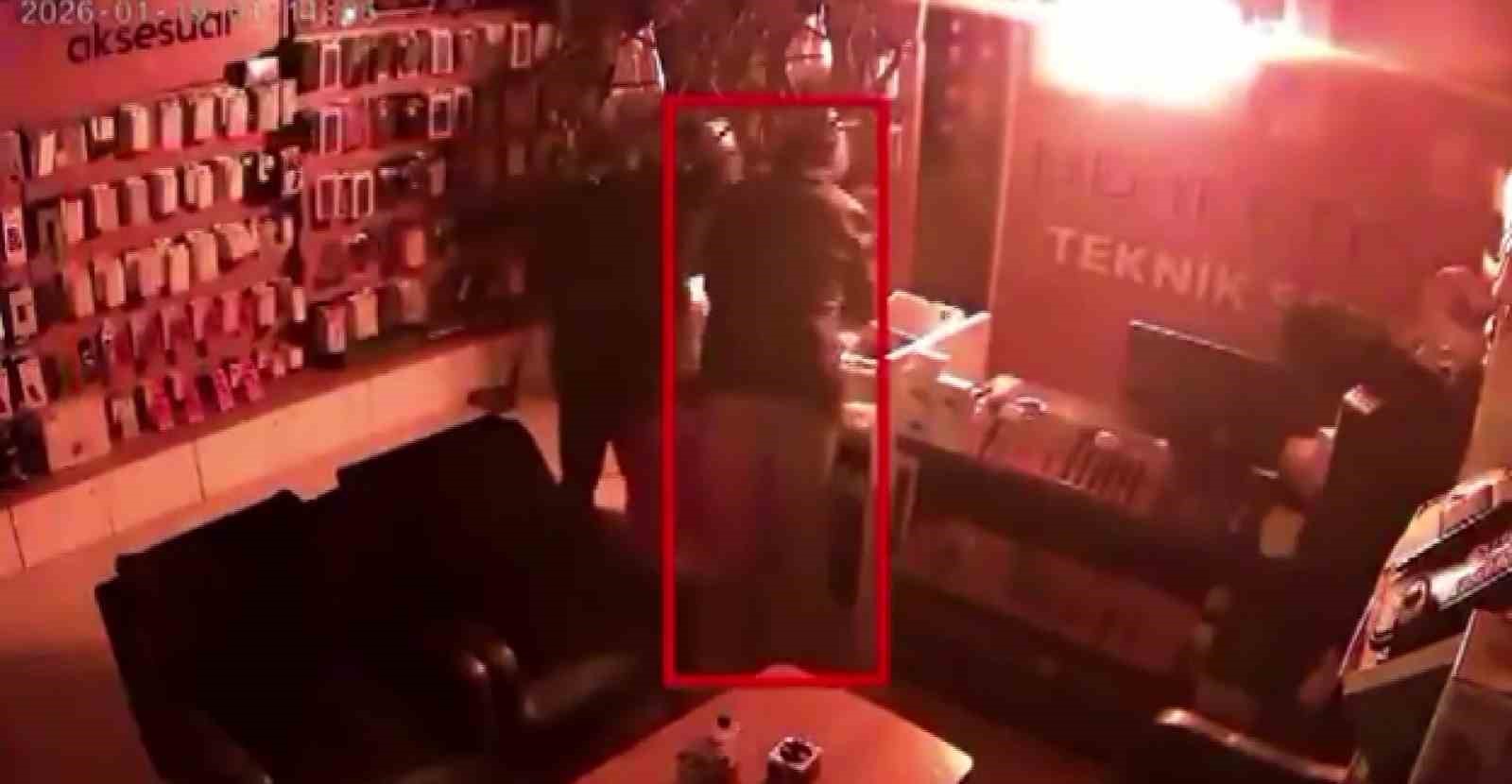 parke tasiyla camlari kirip hirsizlik yaptilar o anlar kamerada 2 5JhkRSB2