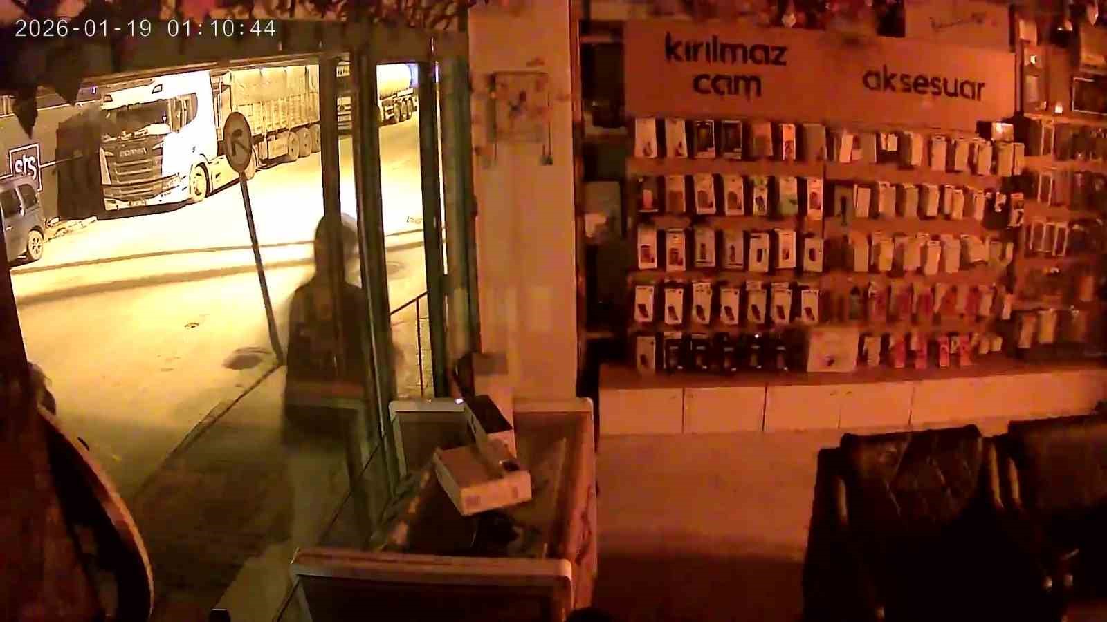 parke tasiyla camlari kirip is yerini soyanlar tutuklandi 1 s7iAlsfi